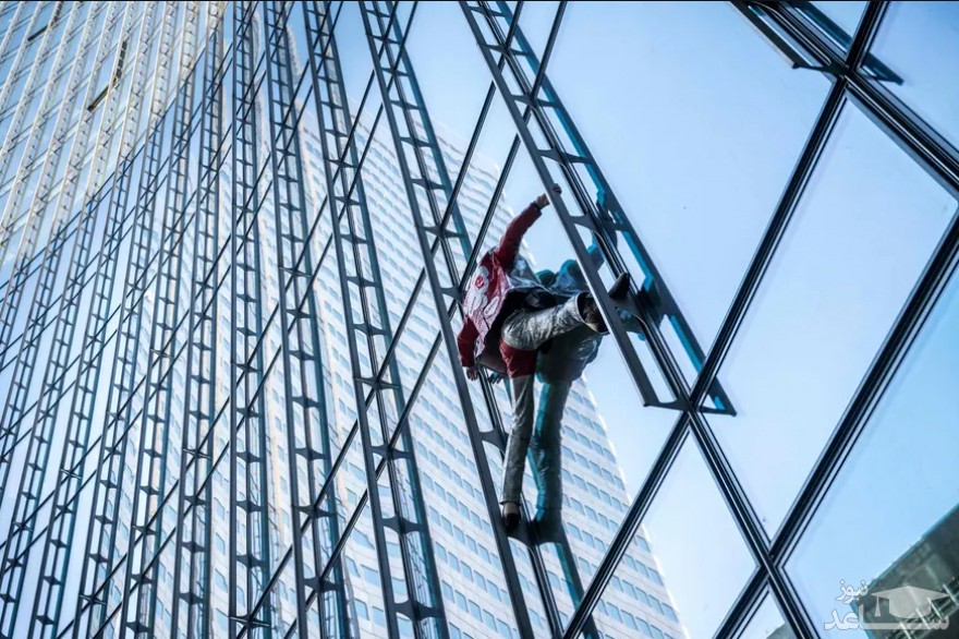 بالا رفتن "مرد عنکبوتی فرانسه" از برجی در شهر فرانکفورت آلمان/ خبرگزاری فرانسه