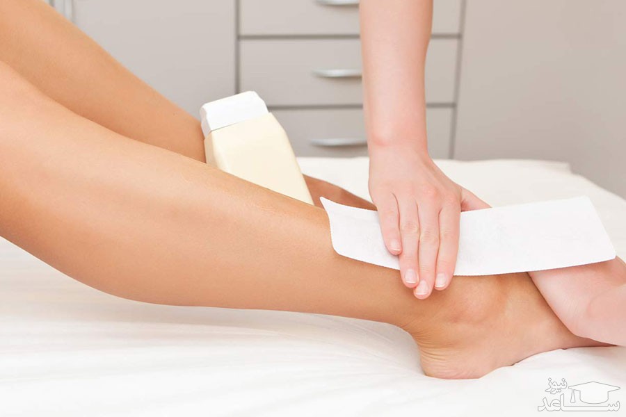 انجام اپیلاسیون روی پای یک خانم