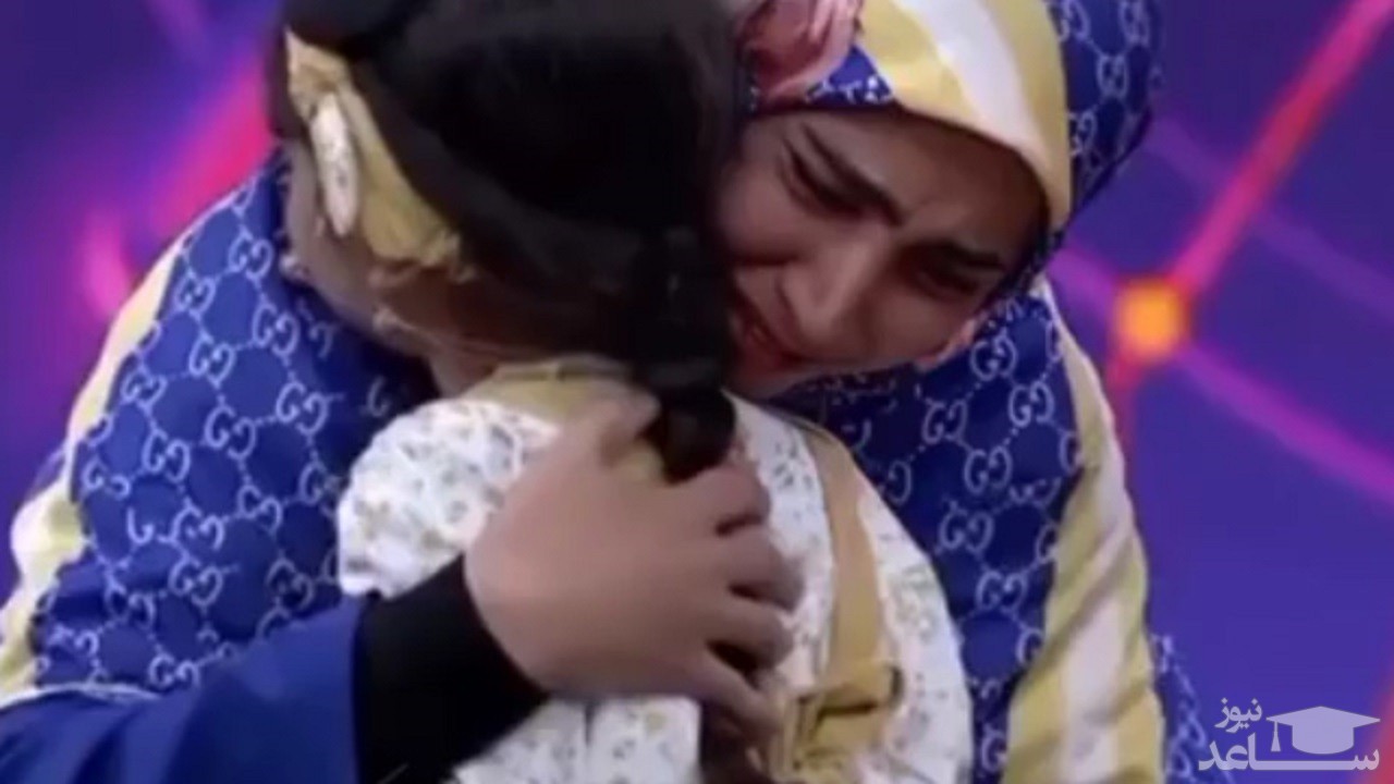 (فیلم) لحظه احساسی دختری که با چشم بسته مادرش را پیدا کرد