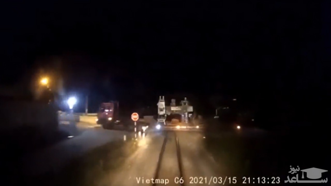 (فیلم) تصادف قطار با تریلی از زاویه نگاه لوکوموتیوران 