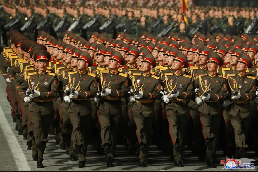 پرسنل نظامی در یک رژه شبانه به مناسبت نودمین سالگرد تاسیس ارتش انقلابی خلق کره در شهر "پیونگ یانگ" شرکت کرده اند./ خبرگزاری رسمی کره شمالی
