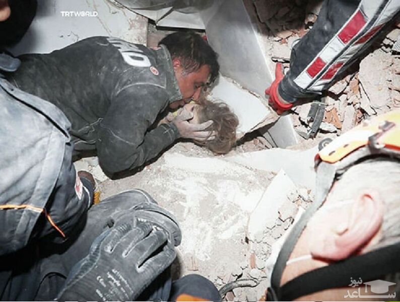 تصاویری از نجات کودک ۳ساله از زیر آوار