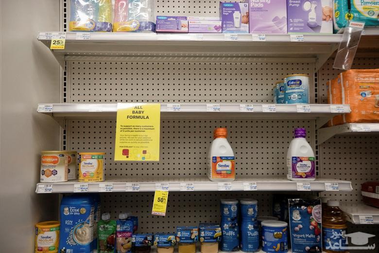قفسه های خالی شیر خشک در فروشگاهی در شهر "سن آنتونیو" ایالت تگزاس آمریکا/ رویترز