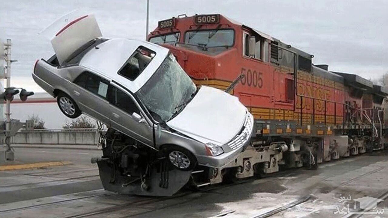 (فیلم) خراب شدن ماشین روی ریل راه آهن حادثه آفرید