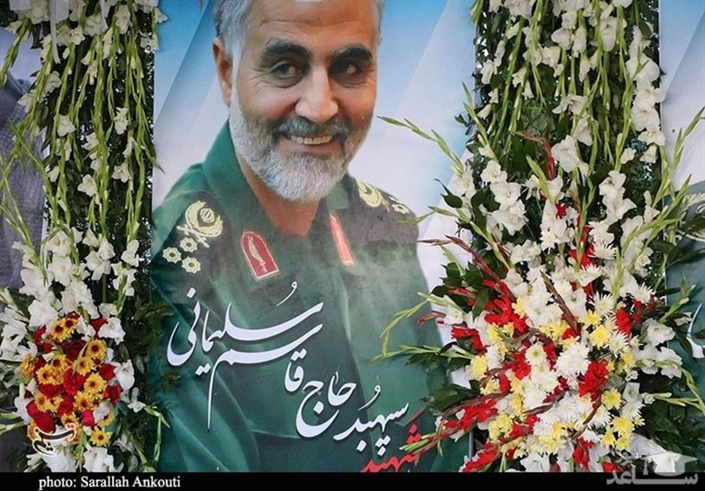 سنگ سابق مرقد امام حسین (ع) بر مزار سردار سلیمانی