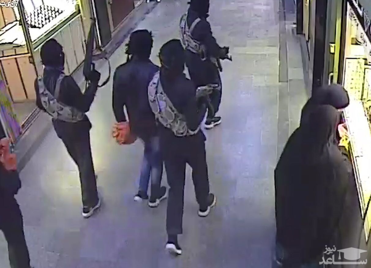 (فیلم) لحظه سرقت مسلحانه مردان سیاهپوش از پاساژ طلای سراوان