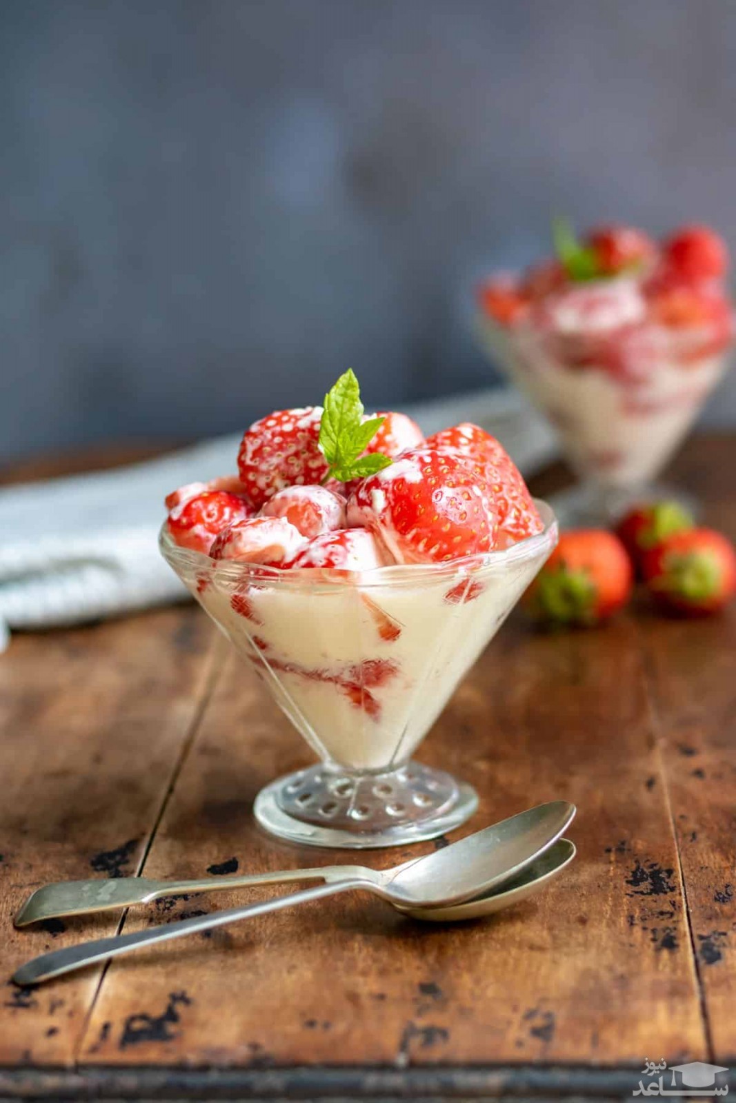 کرم انگلیسی با توت فرنگی