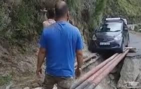 (فیلم) واقعی از عبور خطرناک خودرو از دره ای در هند