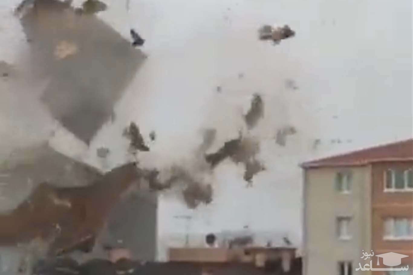 (فیلم) لحظه ریزش ساختمان روی عابران پیاده