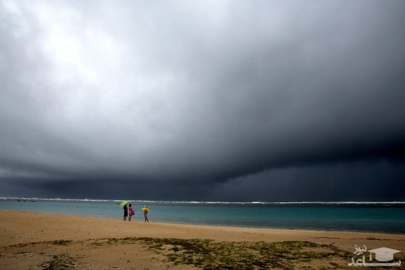 بارش باران در ساحل" هونولولو" هاوایی آمریکا/ آسوشیتدپرس