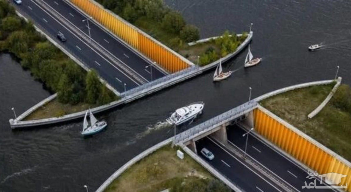 (فیلم) یک پل آبی حیرت‌انگیز بر فراز جاده‌ای در هلند