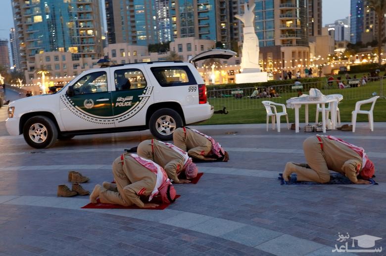 نماز مغرب نیروهای پلیس امارات 