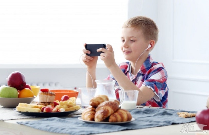 با اعتیاد کودکان به تلفن همراه چه کنیم؟