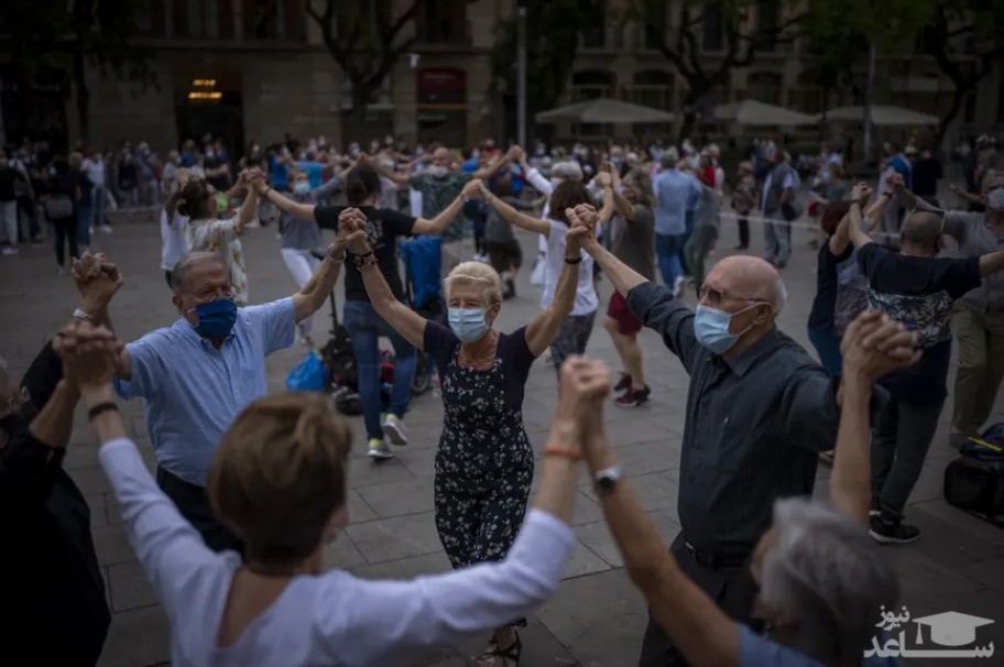 مردم شهر بارسلونا اسپانیا در حال اجرای رقص سنتی " ساردانا" (رقص سنتی منطقه کاتالونیا اسپانیا) در مقابل کلیسای جامع شهر بارسلونا/ آسوشیتدپرس