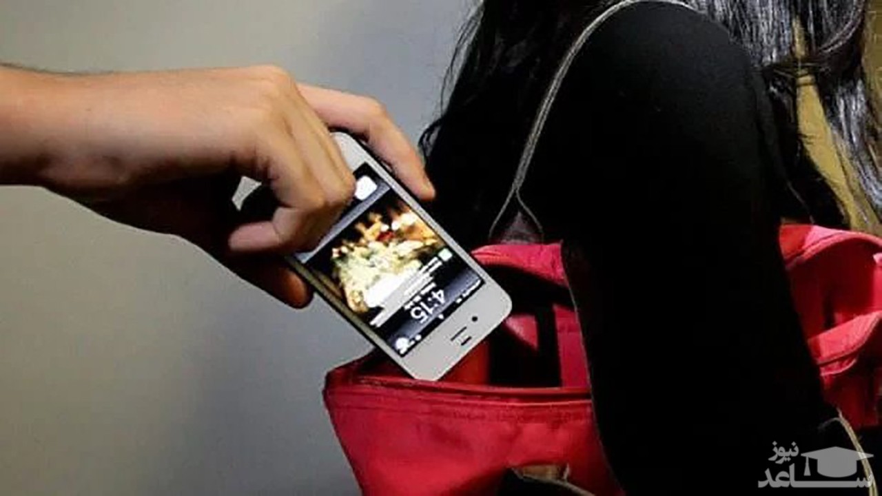 (فیلم) دزدیدن موبایل دختربچه در ایستگاه اتوبوس
