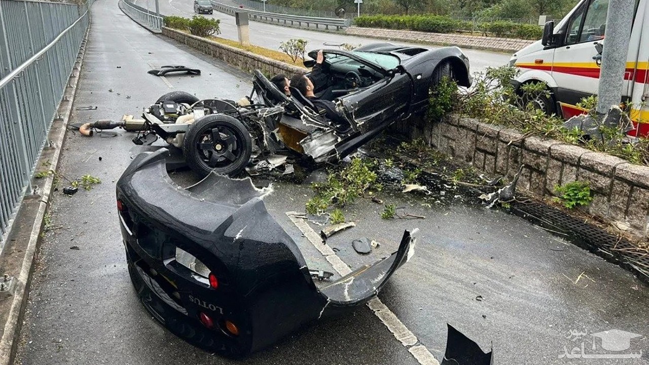 (فیلم) لحظه تصادف وحشتناک خودروی لوتوس با تیر برق