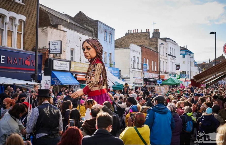 استقبال از ورود "اَمَل" – عروسک نماد دختر پناهجوی سوریه ای- به شهر لندن/ گاردین