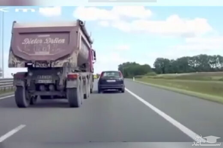 (فیلم) سوخت‌گیری عجیب و خطرناک یک کامیون در جاده