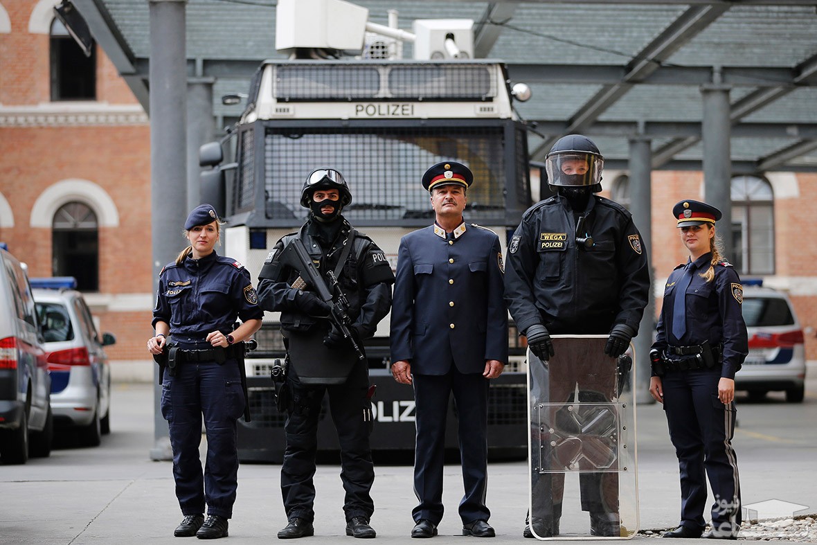 (فیلم) نحوه عجیب دستگیری یک پیرزن توسط پلیس