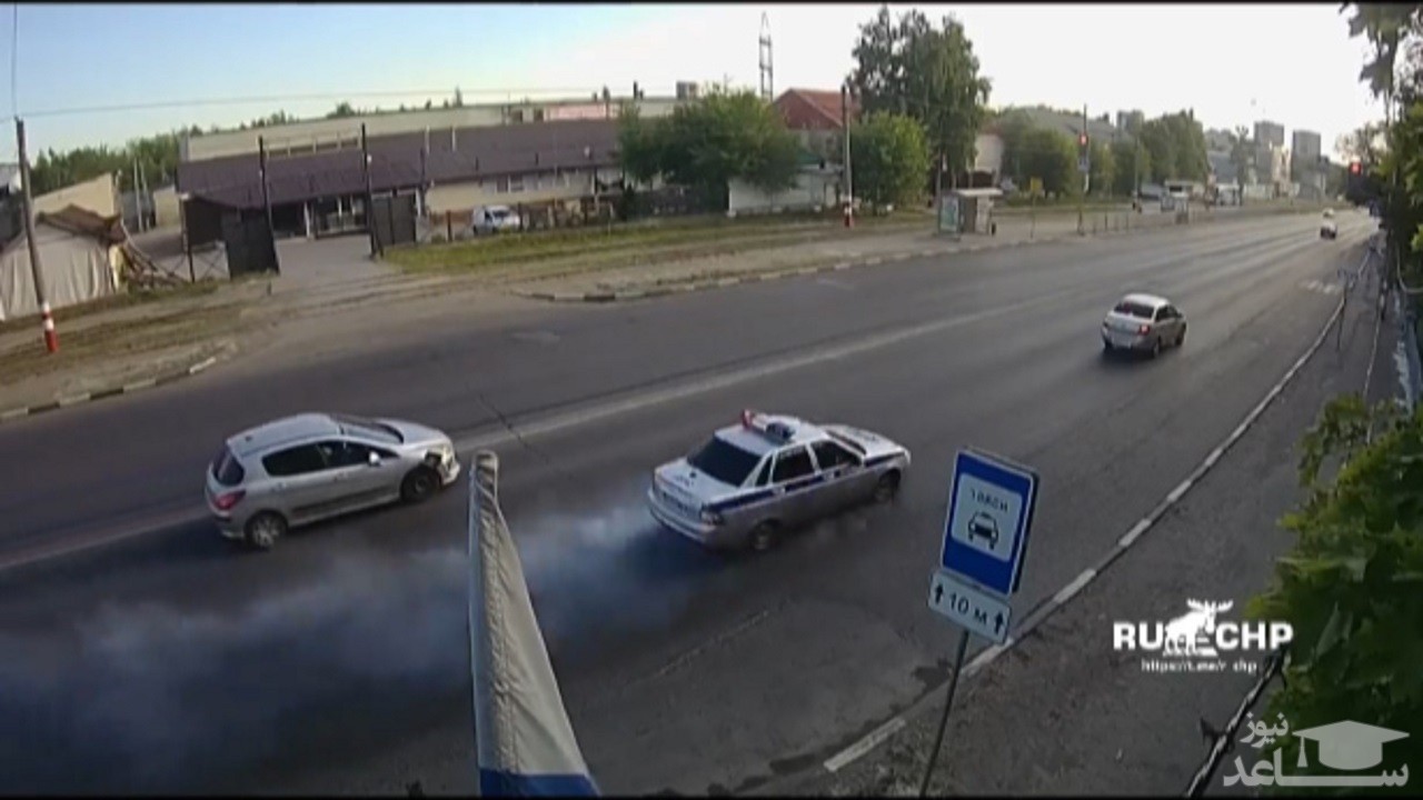 (فیلم) برخورد ماشین پلیس به سواری متوقف شده 