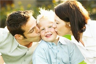 فواید نوازش و بوسیدن کودکان توسط والدین