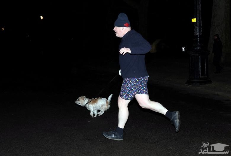 ورزش شبانگاهی نخست وزیر انگلیس با سگش در پارک سنت جیمز شهر لندن/ رویترز