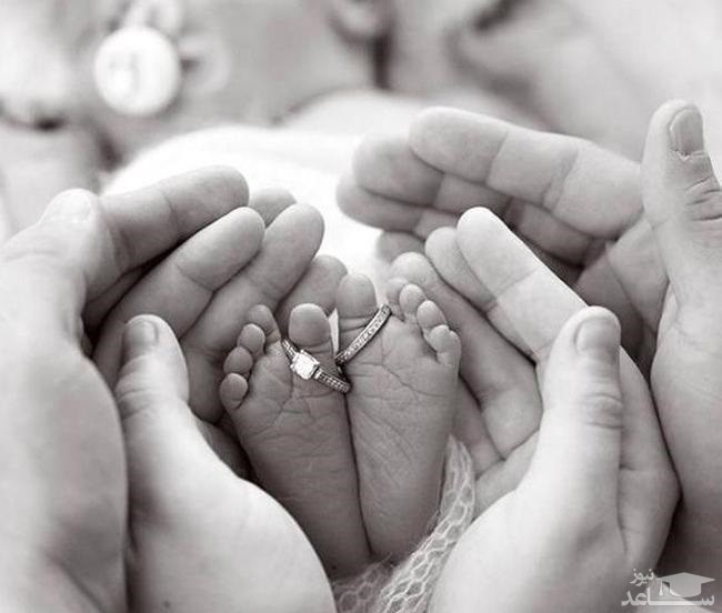 پوستر پای نوزاد در دستان والدین