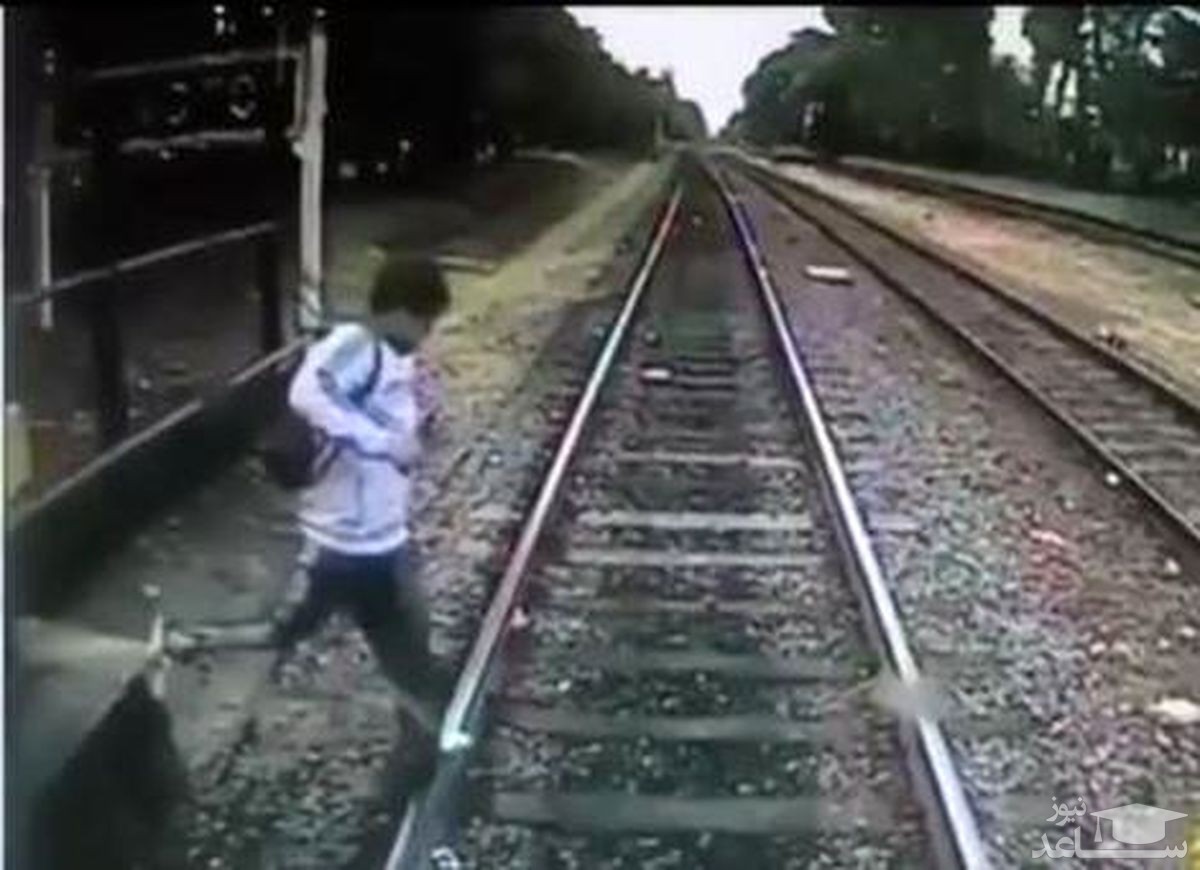(فیلم) لحظه وحشتناک زیرگرفتن پسر جوان توسط قطار