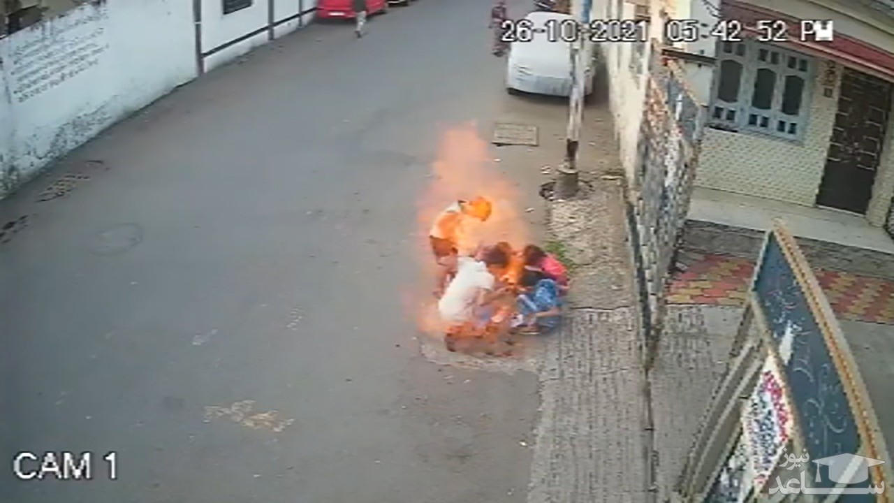 (فیلم) عاقبت انداختن ترقه در چاه فاضلاب 