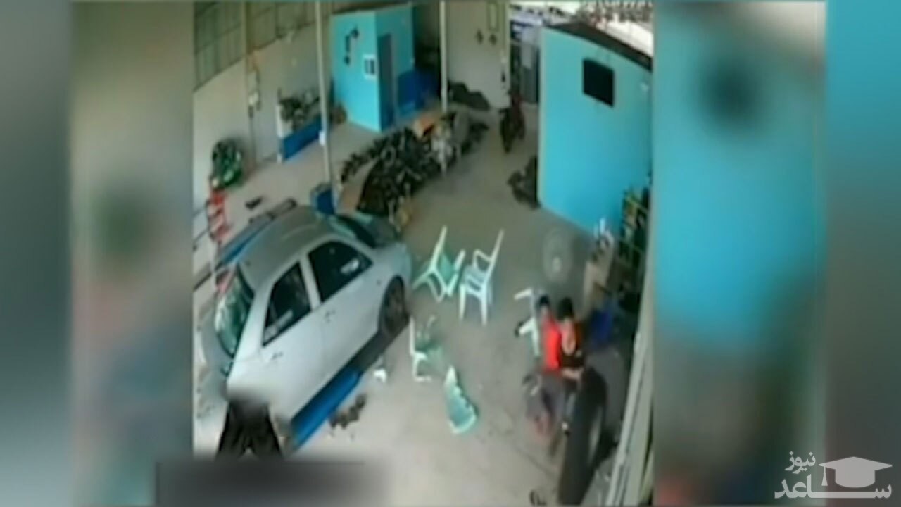 (فیلم) وقوع حادثه‌ای عجیب برای تعمیرکار بدشانس 