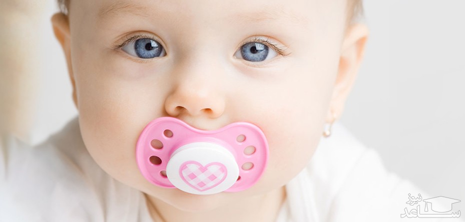 فواید و عوارض پستونک دادن به نوزاد