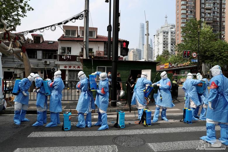 ماموران ضدعفونی معابر شهری در شهر قرنطینه شده شانگهای چین/ رویترز