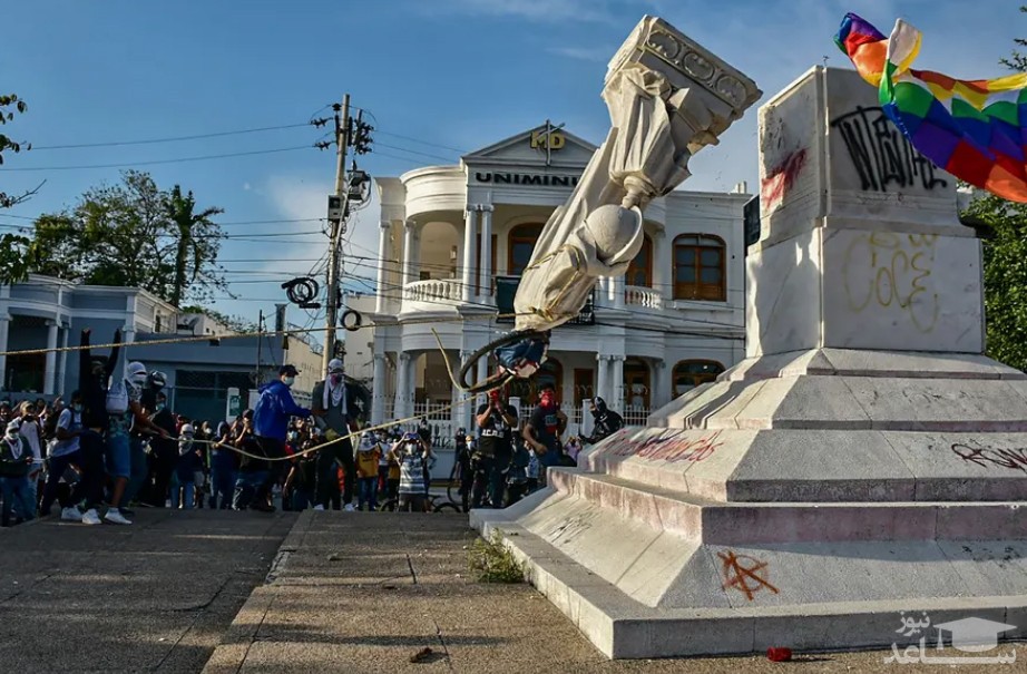 معترضان کلمبیایی در حال پایین کشیدن مجسمه "کریستف کلمب