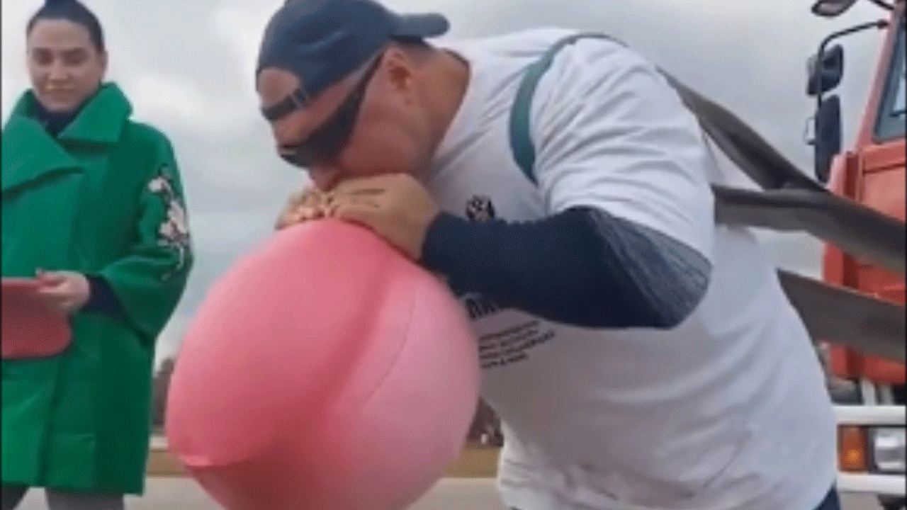 (فیلم) کشیدن خودروی آتش نشانی ۱۴.۳ تنی توسط هالک روسی