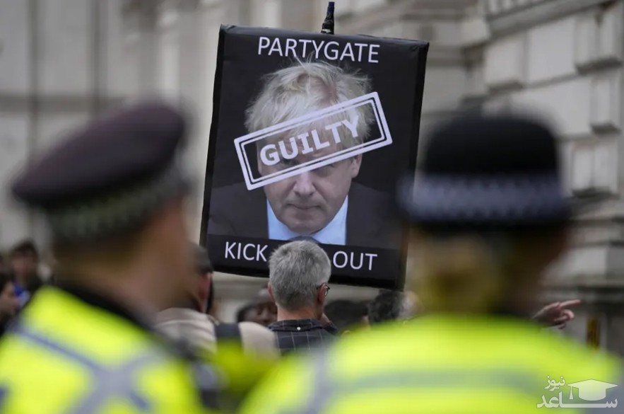 تجمع شهروندان انگلیسی در مقابل مقر نخست وزیری در لندن در اعتراض به نقض مقررات کرونایی از سوی نخست وزیر/ آسوشیتدپرس