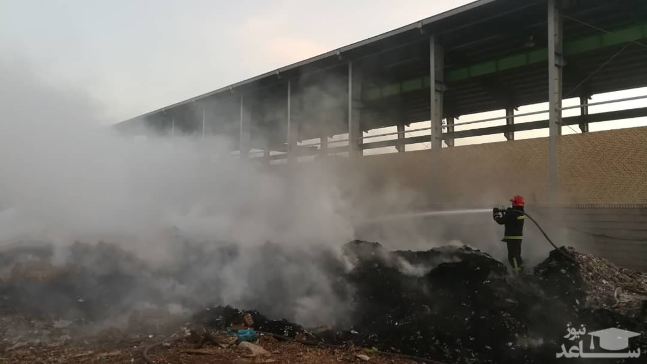 آتش سوزی هولناک در کارخانه کاغذسازی فارس/حریق ادامه دارد
