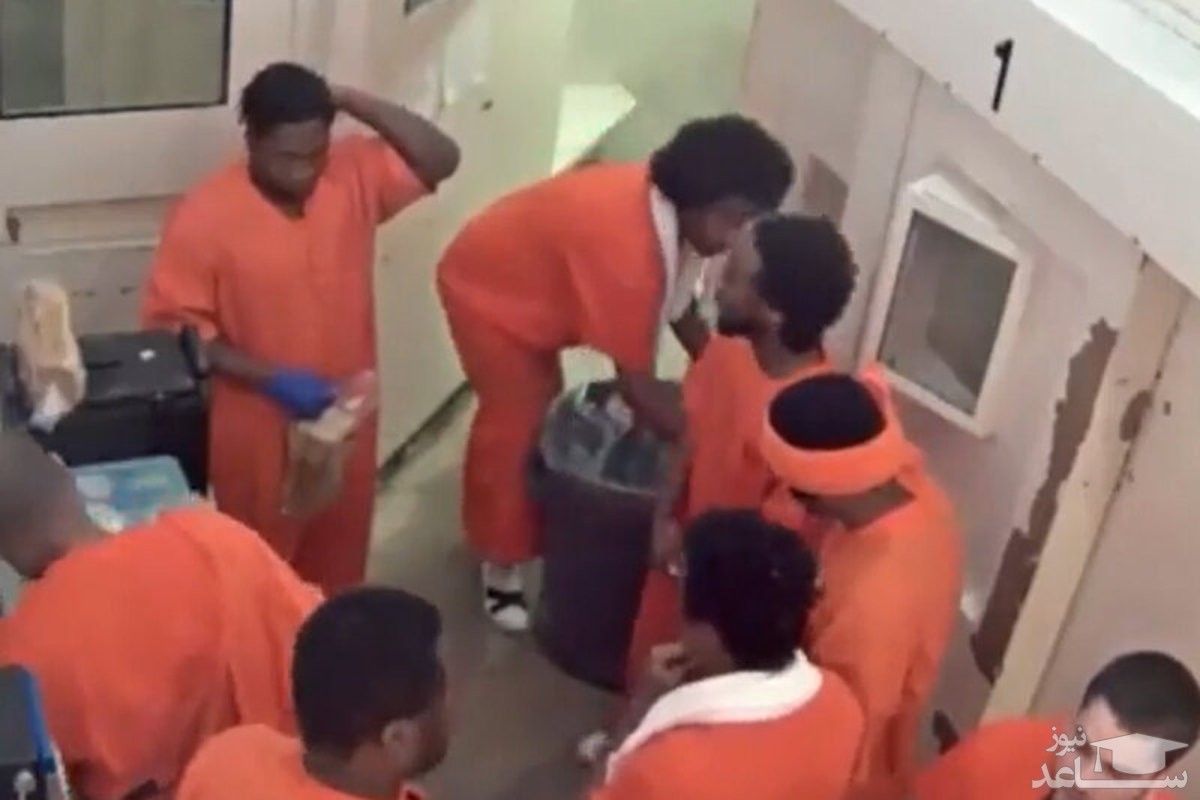 (فیلم) حمله وحشیانه دو زندانی به هم‌ بند خود