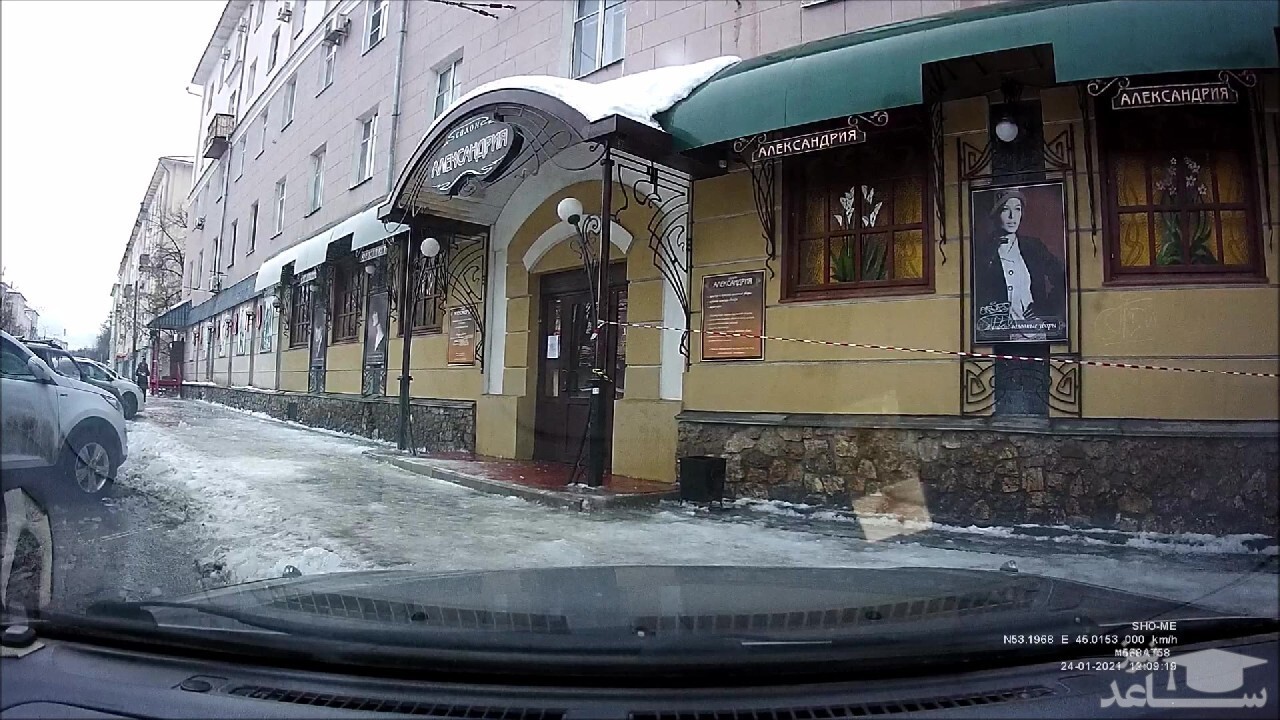 (فیلم) سقوط ناگهانی یخ و برف در یک قدمی زن روسی 