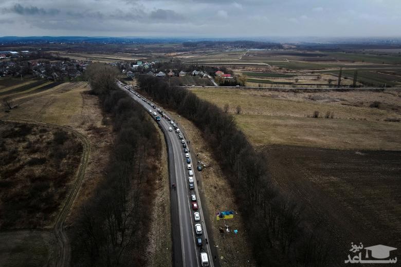 صف خودروهای اوکراینی در مرز با لهستان