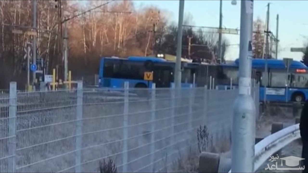 (فیلم) لحظه وحشتناک تصادف قطار با اتوبوس