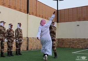 (فیلم) تمرین نظامی عجیب افسران زن ارتش عربستان که سوژه تمسخر رسانه‌های جهان شد