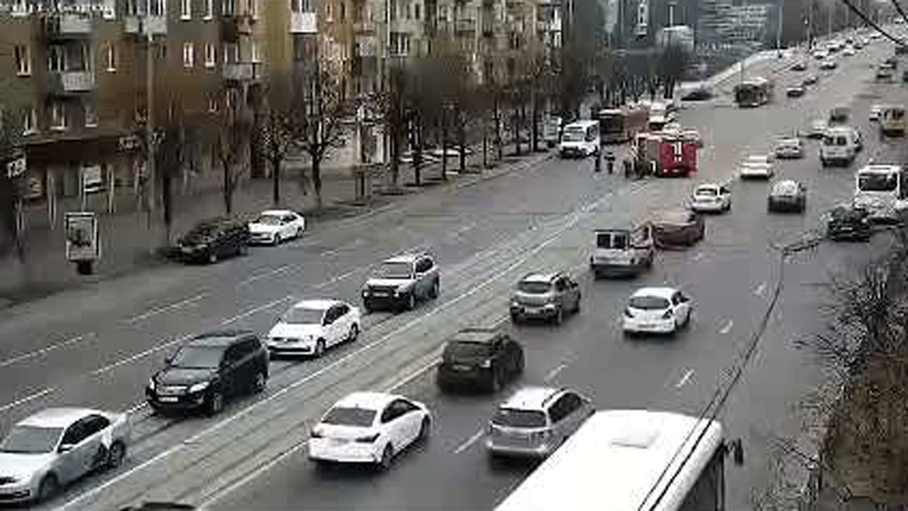 (فیلم) اقدام خیرخواهانه راننده خودروی آتش نشانی برای عبور زن مسن از خیابان 