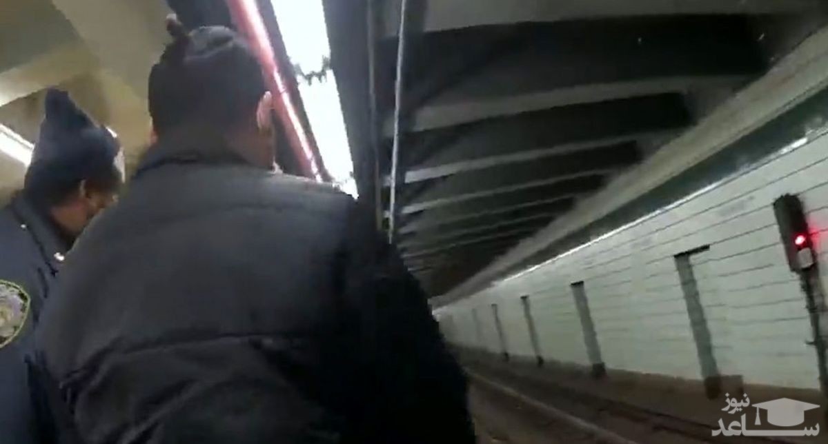 (فیلم) لحظات دلهره آور نجات مردی که روی ریل مترو افتاده بود