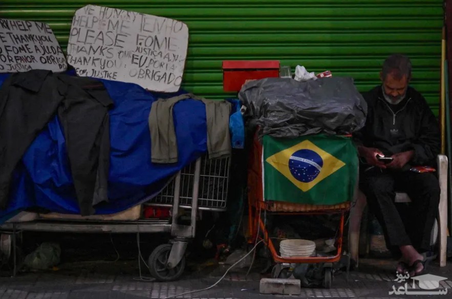 یک مرد بی خانمان در شهر "سائوپائولو "برزیل. بر اساس آمارها در دوره همه گیری ویروس کرونا در 2 سال گذشته بی خانمان ها در این شهر برزیل رشد 31 درصدی داشته اند./ خبرگزاری فرانسه