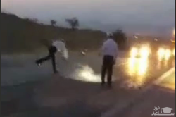 (فیلم) اقدام تحسین‌برانگیز پلیس وظیفه‌شناس در جاده بهبهان خوزستان