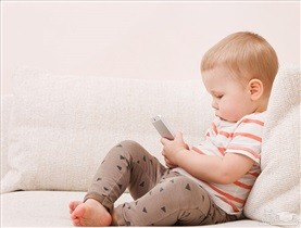 بازی کردن کودکان با موبایل چه آسیب هایی به بدن و روان آنها میزند؟