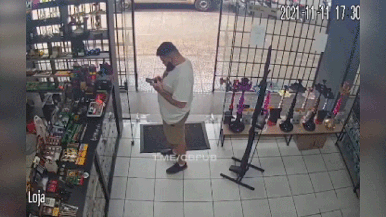 (فیلم) واکنش راننده مست پس از ورود با خودرو به داخل فروشگاه