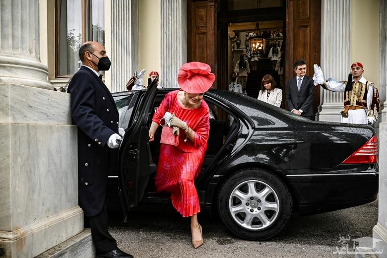 ملکه بلژیک در حال پیاده شدن از خودرو در جریان دیدار 3 روزه رسمی از یونان/ POOL