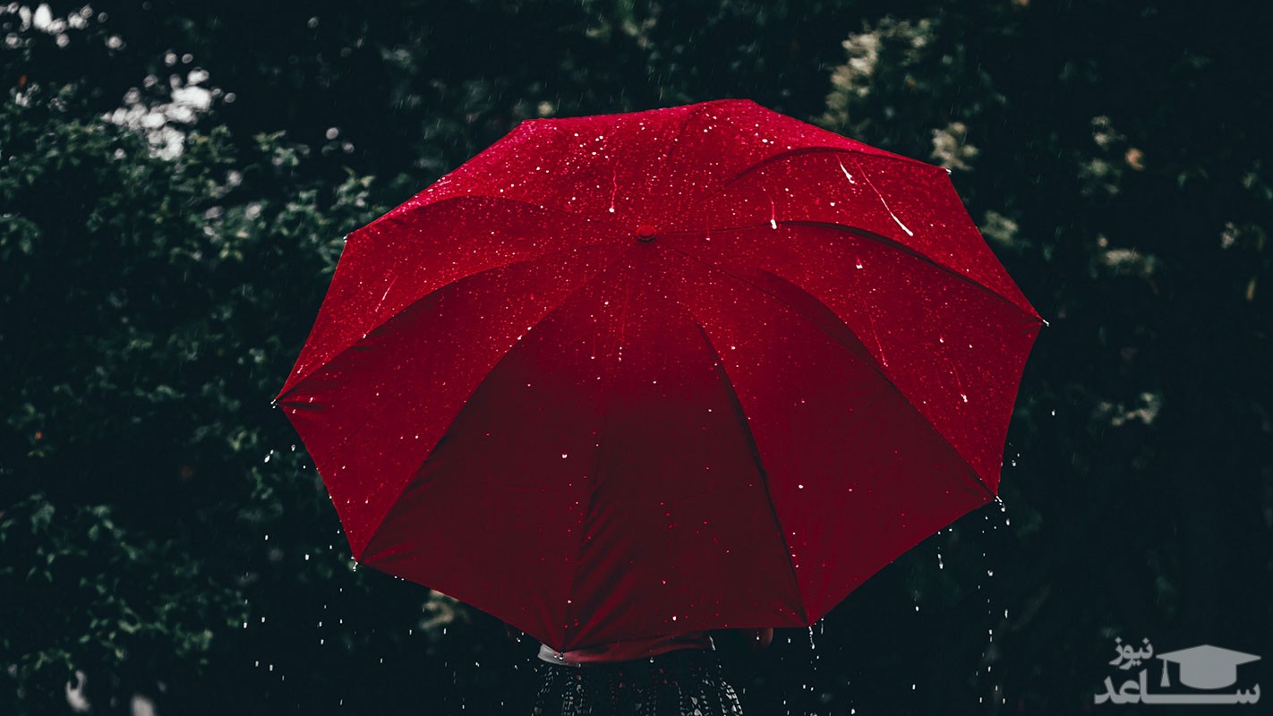 چتر قرمز زیر باران