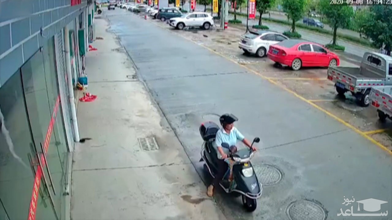 (فیلم) تصادف وحشتناک زن موتورسوار به همراه پسرش با دو خودرو 